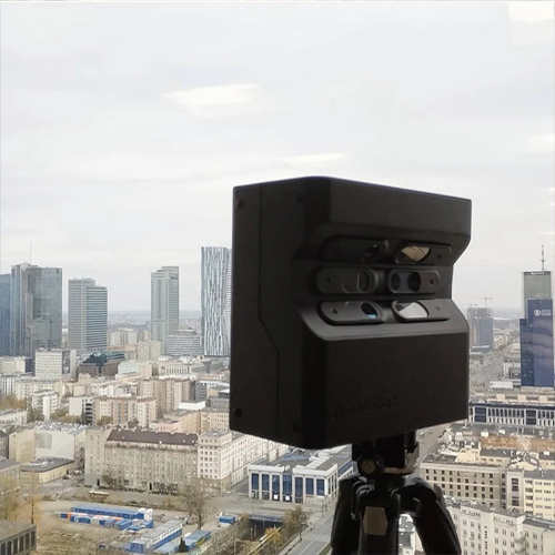 kamera matterport na tle panoramy Warszawy